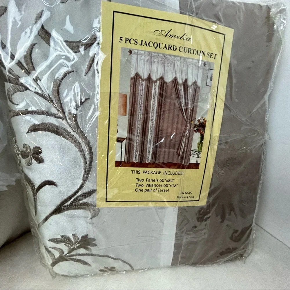Amelia 5PC Jacquard Curtain Set‎ NWT